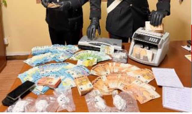 Kthyen apartamentin në bazë droge në mes të Romës  arrestohen 2 shqiptarët  Sekuestrohen kokainë  mijëra euro cash e makina