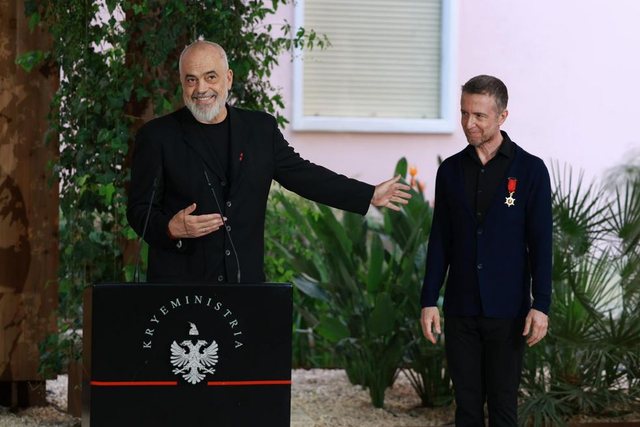 Rama dekoron Tedi Papavramin me  Yllin e Oficerit të Urdhrit Suprem të Shqiponjës   Jam me fat që të njoh  Je shembull për këdo që   