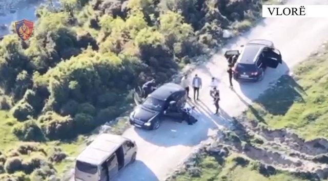 Në kërkim për kanosje me armë zjarri dhe bashkëpunim për shitjen e drogës  pranga dy të rinjve në Vlorë