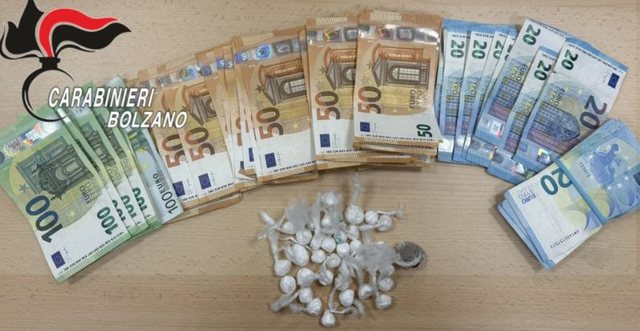 I përfshirë në rrjetin e trafikut në Itali  arrestohet i riu shqiptar  I gjenden kokainë dhe hashash