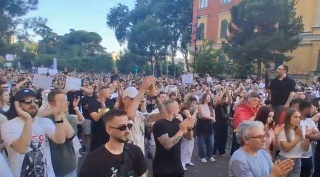 Dhuna ndaj protestuesve që kundërshtuan projektin në Zvërnec  protestë para Ministrisë së Brendshme