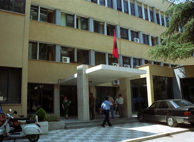 Grabitja e argjendarisë së Kamëz  Gjykata lë në burg për 60 ditë njërin prej autorëve të dyshuar  22 vjeçarin e mohon  Kam qenë në shtëpi 