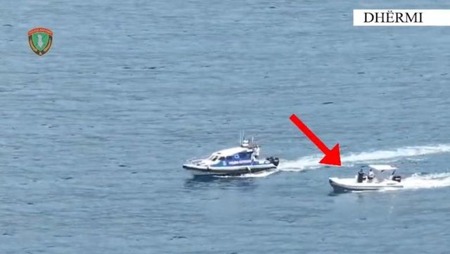 VIDEO  Futet me gomone mes plazhit në Dhërmi  policia e ndëshkon me 500 mijë lekë gjobë dhe i bllokon mjetin  Rrezikoi jetën e pushuesve