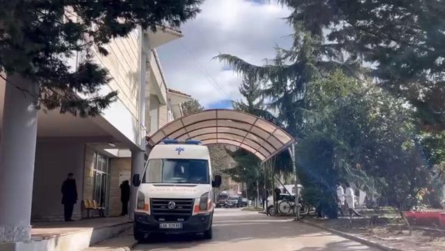 Dyshohet se ngacmoi seksualisht pacienten 21 vjeçare në Korçë  kirurgu i arrestuar shtrohet në spital  pas problemeve shëndetësore