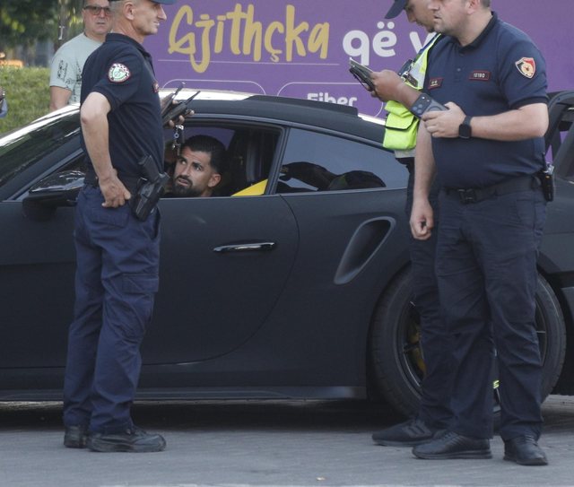 Me shpejtësi me  Porsche   policia rrugore gjobit 2 lojtarët e Kombëtares  FOTO VIDEO 