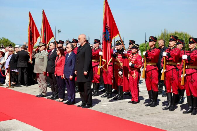 Sot Dita e Dëshmorëve  Politika ceremoni nderimi pranë monumentit  Nëna Shqipëri   të pranishëm Begaj dhe Rama