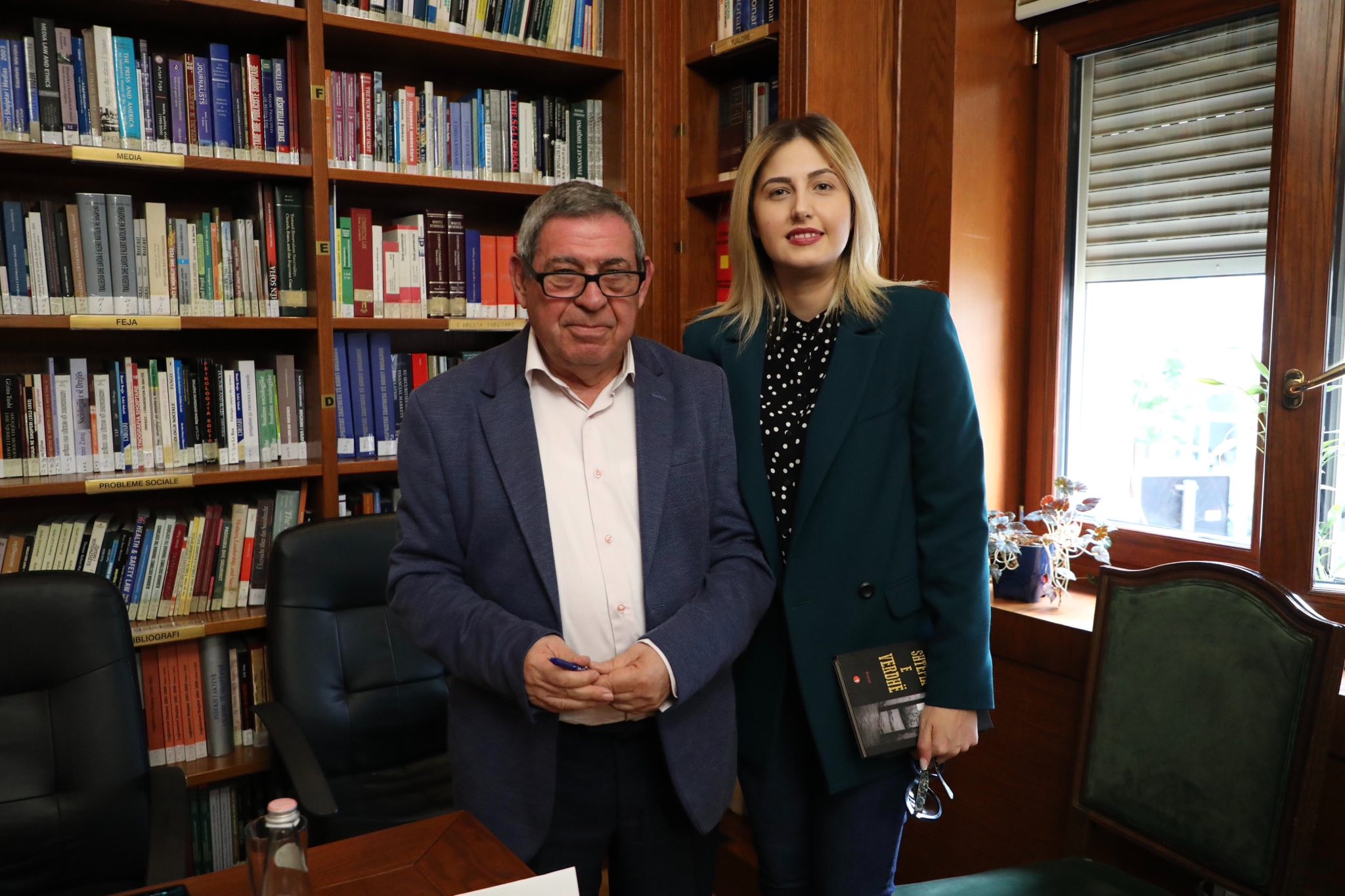 Bashkim Hoxha promovon romanin  Shtëpia e Verdhë  në biblotekën e Kuvendit