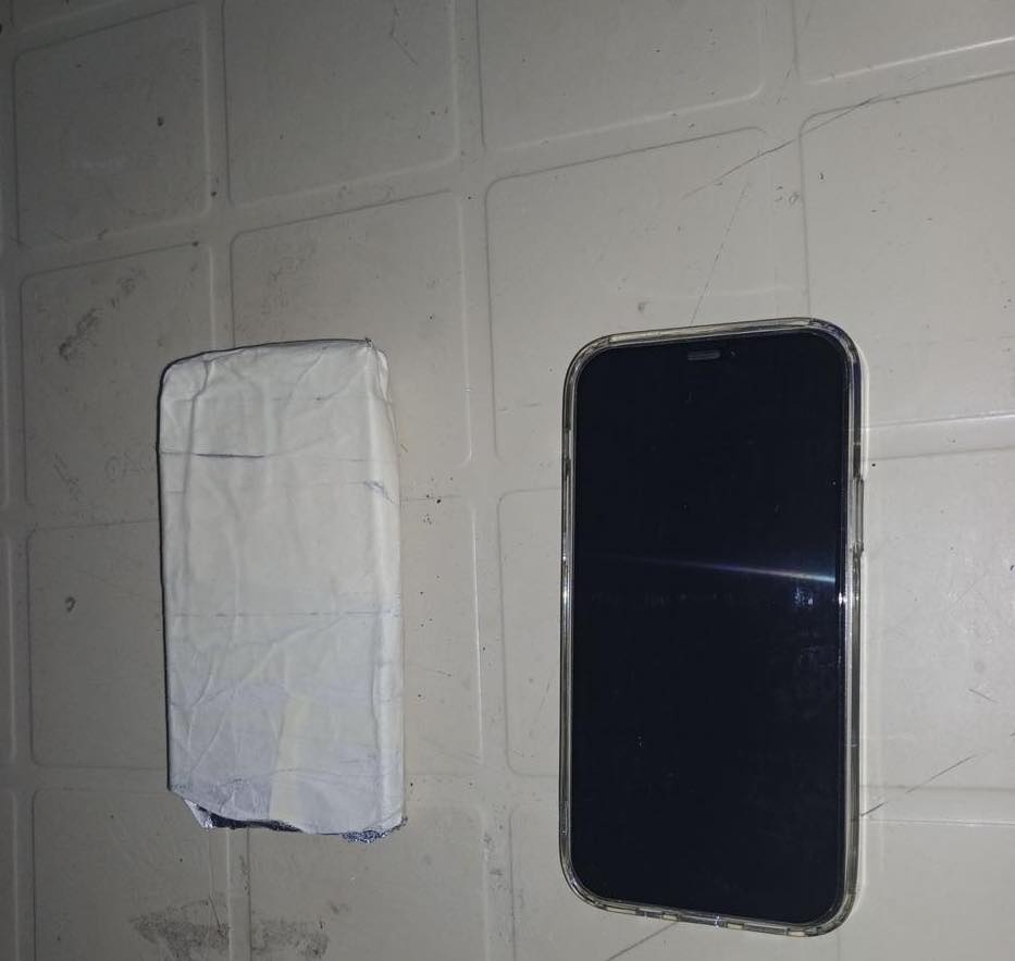 Sërish telefona në qeli  Aksion i befasishëm në burgun e Vlorës  sekuestrohet një celular