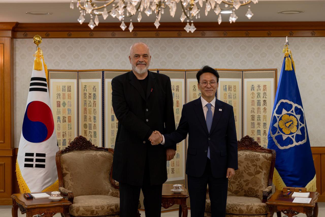 Vizita në Korenë e Jugut  Rama ndan foto nga takimi me homologun Kim Minseok  Në fokus të bisedimeve  teknologjia dhe AI
