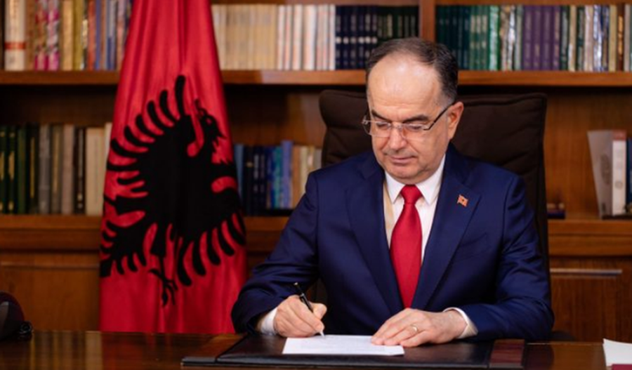 Presidenti Begaj u uron besimtarëve myslimanë Kurban Bajramin nga Meka  Kujtesë për sakrificë dhe kujdes për ata që kanë nevojë 