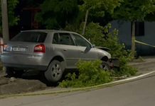 Aksident në Gramsh, automjeti del nga rruga dhe përplaset me shtyllën