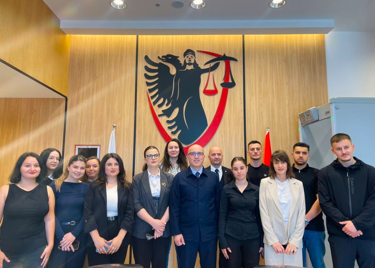 Inspektori i Lartë i Drejtësisë Artur Metani takim me studentët e angazhuar në nismën  ForumLex 
