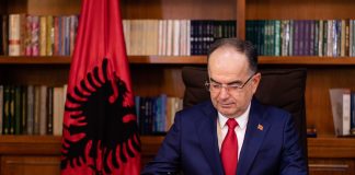 Presidenti Begaj dekreton shkarkimin e Vlora Hysenit nga detyra e Drejtorit të Shërbimit Informativ të Shtetit