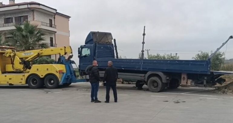 Kamioni del nga rruga dhe përmbyset  shpëton pa lëndime shoferi