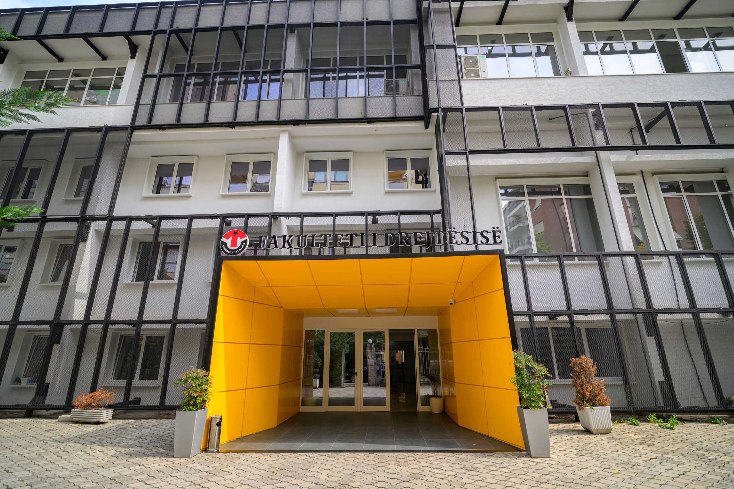 Pezullohet përkohësisht Dekania e Fakultetit të Drejtësisë  Skënder Kaçupi emërohet në vend të saj