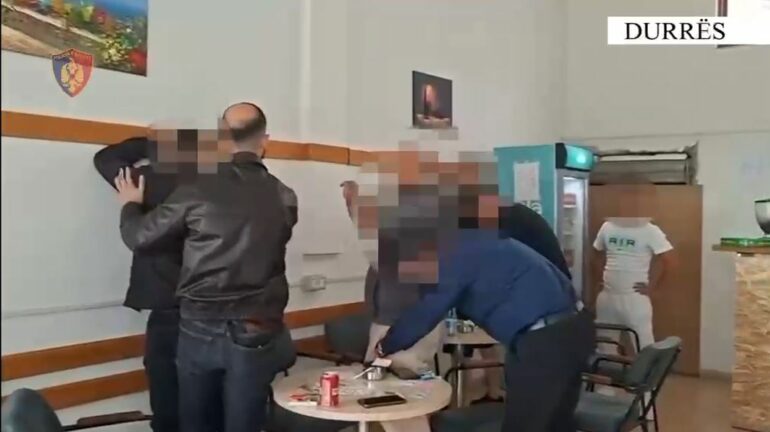 Shisnin drogë afër shkollave  9 të arrestuar në Durrës