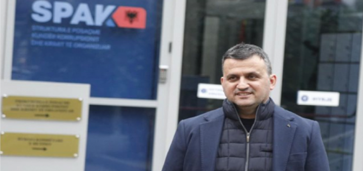 Flamur Golemi  shkrin  arkën e Bashkisë së Gjirokastrës për kushërirën e gruas  i jep 1 7 miliardë lekë tendera