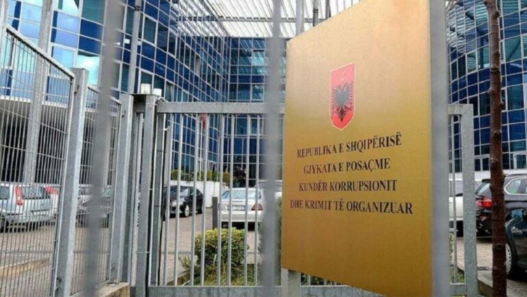  Më jep 45 mijë € të të çoj në SHBA   Trafikonin shtetas drejt SHBA dhe Kanadasë  GJKKO dënon grupin e trafikantëve