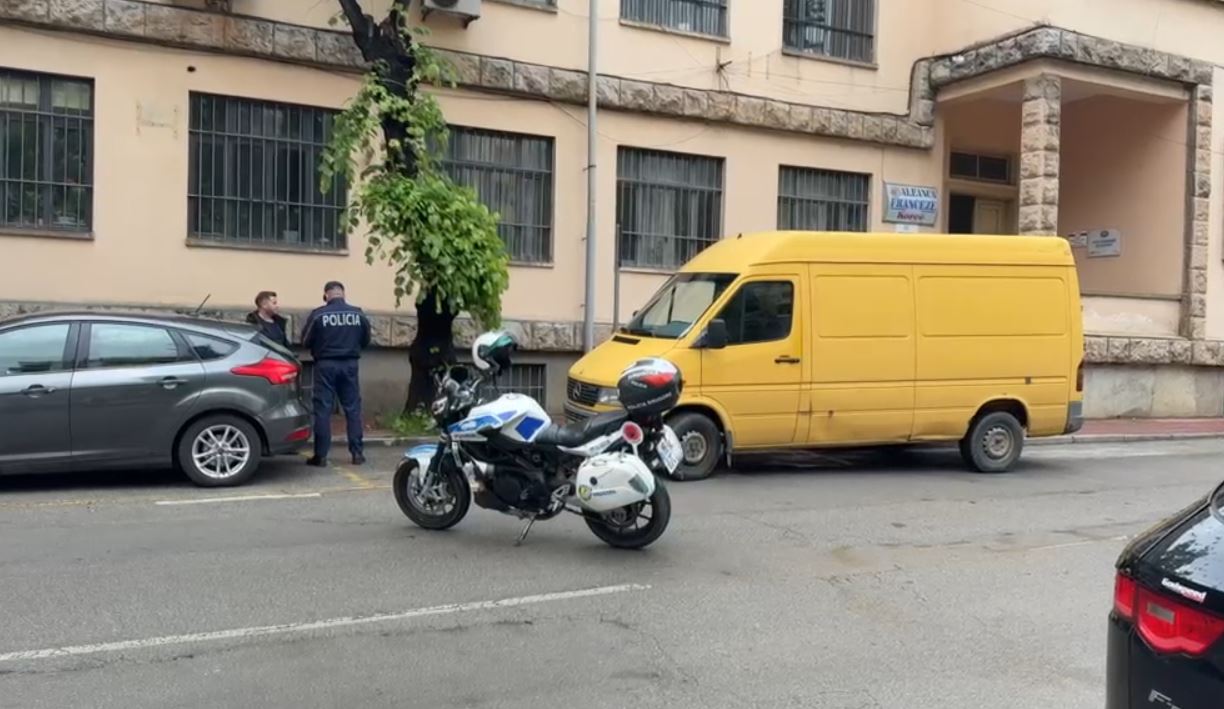 Aksident në Korçë  Automjeti përplas këmbësorin  dërgohet me urgjencë në spital