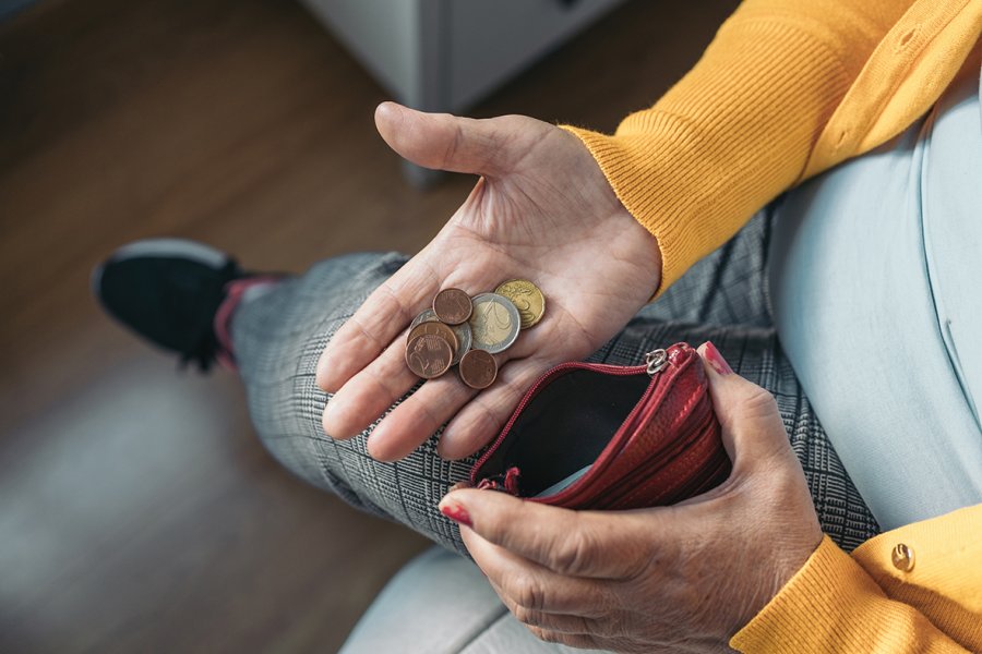 Mjerimi ulet këmbëkryq  23  e shqiptarëve jetojnë me 681 lekë në ditë