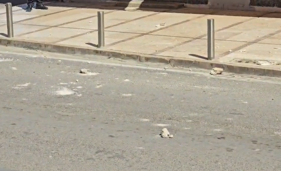 Copa betoni bien nga fasada e pallatit në Durrës  rrezikojnë kalimtarët