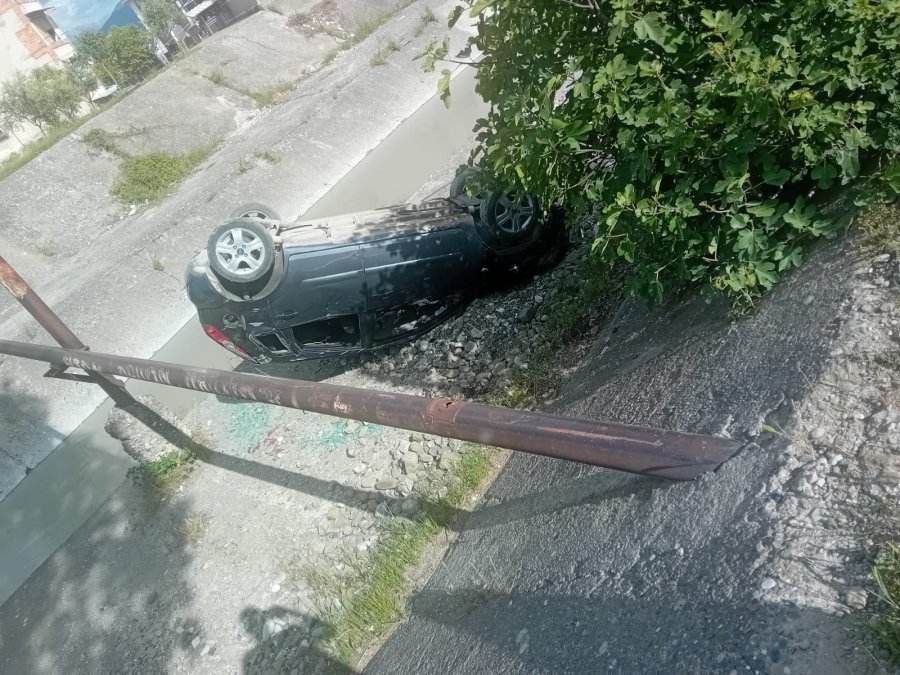 Aksident në Elbasan  Makina del nga rruga  përfundon në përroin e Zaranikës