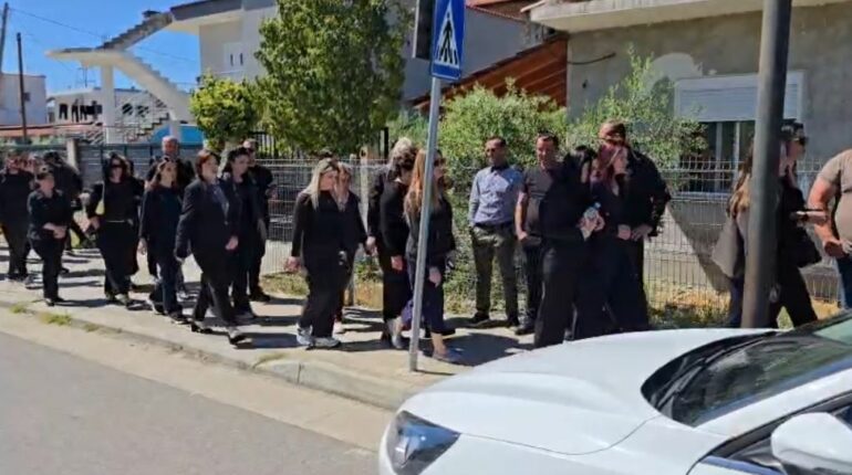 Durrësi në zi  Dhimbje dhe lot  përcillen sot për në banesën e fundit dy vogëlushët që humbën jetën nga aksidenti tragjik