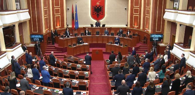 Ndarja nga jeta e ish kryetarit të Kuvendit  Kuvendi mban një minutë heshtje në nderim të Servet Pëllumbit