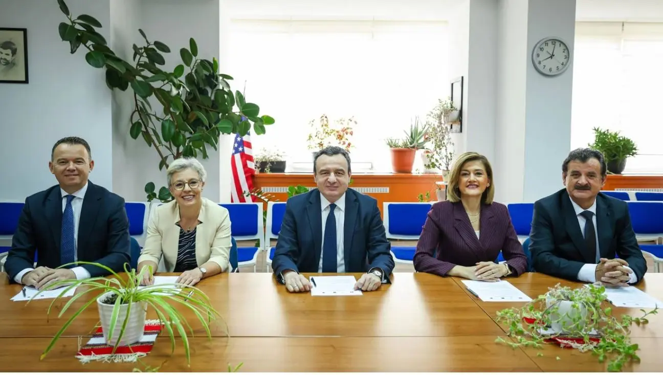 Zyrtarizohet marrëveshja e koalicionit  Lëvizja Vetëvendosje garon me tri parti në zgjedhjet e 7 qershorit