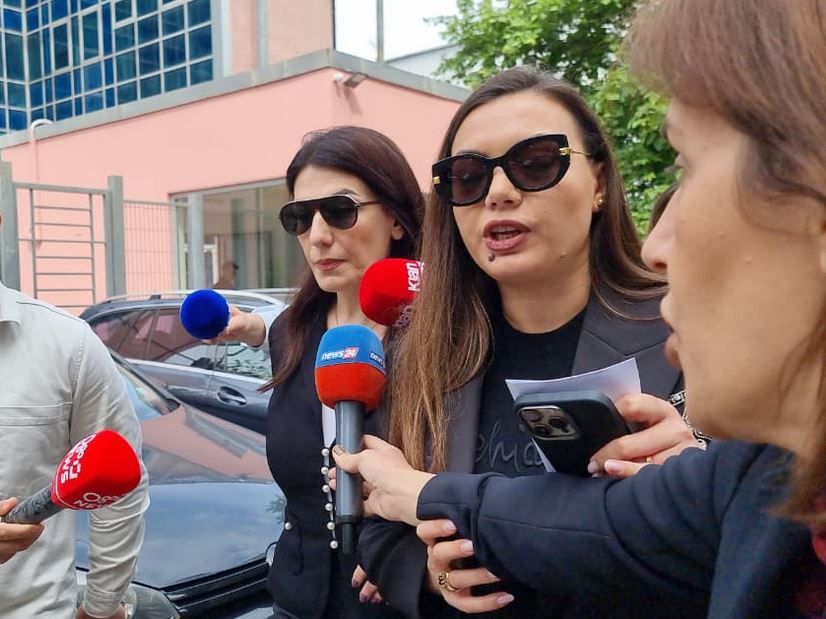 Rreth 30 minuta në SPAK  Mirlinda Karçanaj pyetet për përgjegjësitë në AKSHI  avokatja e saj shtyn mikrofonat e gazetarëve  Do flasë kur të dojë