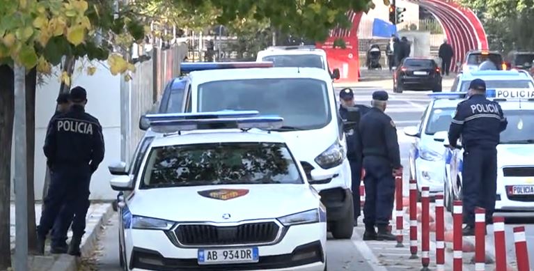Kova në mes të rrugës pranë Ambasadës amerikane ngre në këmbë policinë  Çfarë kishte brenda
