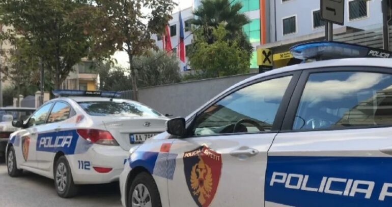 Sherri mes disa personave në një lokal në Kamëz ku ishte dhe një efektiv jashtë shërbimit  pezullohen dy policë  Ja akuzat