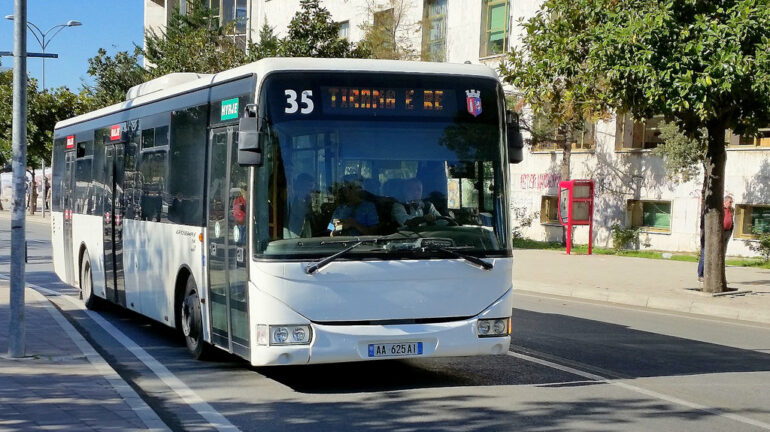 Shoqata e Transportit  Nga 1 Qershori  bileta e autobusit 30 lekë më shumë nëse paguhet me kartë