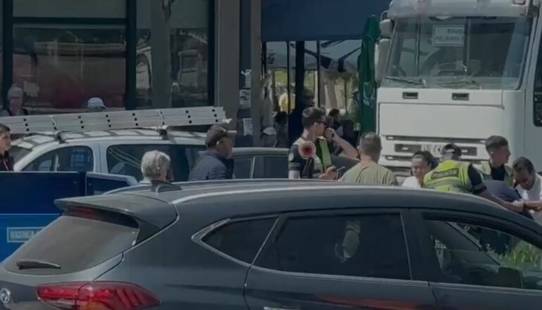 Aksident në Vlorë  Makina përplas një person  po lëvizte me biçikletë