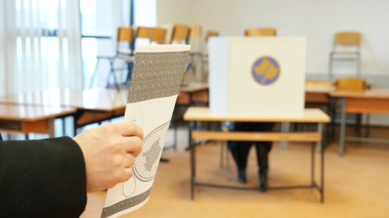 Dorëzohen listat e kandidatëve për deputetë në Kosovë  917 emra në garë
