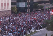 “Diaspora të na bashkohet, thirrja e fortë nga protesta para Kryeministrisë: Qytetet të protestojnë çdo ditë, në fundjavë të bëhemi të gjithë bashkë