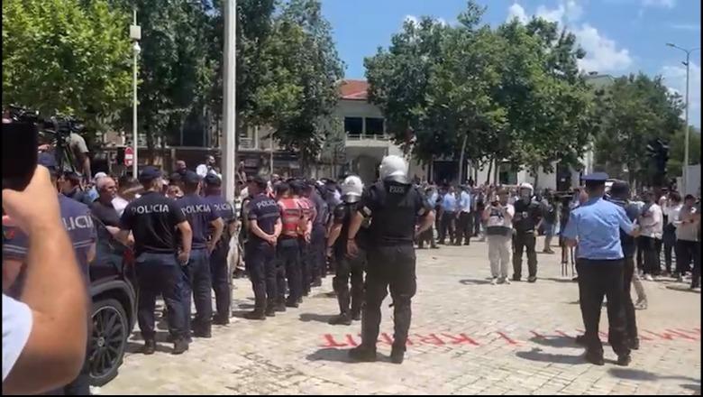 Protesta te Kuvendi  Helsinki  Ndërhyrja e Policisë u shoqërua me përdorim të forcës fizike  Organizatorët e tubimeve të shmangin përshkallëzimin
