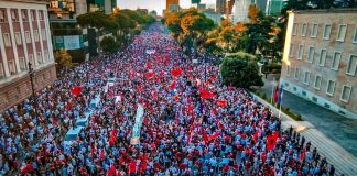 “Rama mbetet pa fjalë”/ Washington Post: Protestat e Gjeneratës Z po e mposhtin udhëheqësin karizmatik