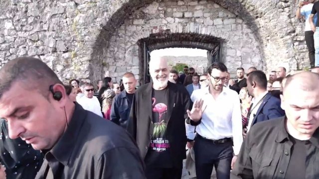 FOTOLAJM  Protestat kundër Zvërnecit  Rama shfaqet në takimin në Shkodër me bluzë me flamingo