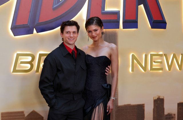 Pas 5 vitesh  Zendaya dhe Tom Holland sërish bashkë në tapetin e kuq  Çifti shkëlqen në premierën e  Spider Man 