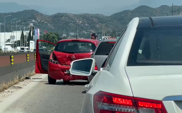 Bllokohet trafiku  Aksident zinxhir në autostradën Durrës Tiranë  Disa automjete përplasen pranë Maminasit  dy të plagosur