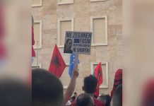 Deklaroi se do të fusë BE-në në Shqipëri, protestuesit tallen me Zegjinenë