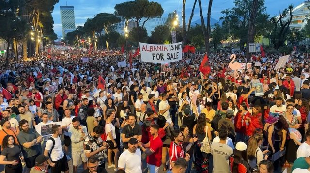 Dita e 13 të e protestës  qytetarët mblidhen sërish në shesh për largimin e kryeministrit Rama