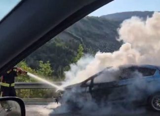 Makina përfshihet nga flakët sapo del nga tuneli i Krrabës