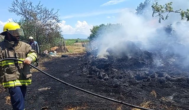 Lushnjë  zjarri në kavaletat e ushqimit të bagëtive rrezikon nga flakët banesën