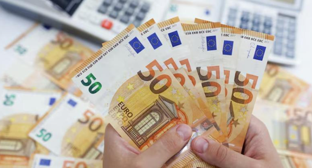 Kursi  Euro rekord të ri negativ  zbret në kufijtë e 93 lekëve  Këtë muaj është zhvlerësuar 4  krahasuar me vitin e kaluar