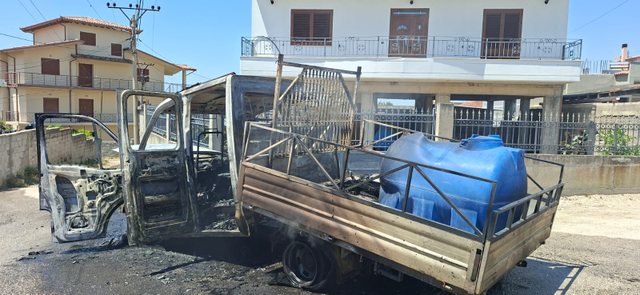 Incident në Vlorë  36 vjeçari i vë flakën një mjeti dhe qëllon me armë në ajër  shoqërohet në polici