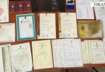Falsifikonin dokumente, arrestohen babë e bir dhe bashkëpunëtori! Gjenden diploma e certikata në laborator, shumat varionin nga 3000-5000 euro