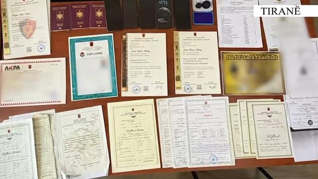 Falsifikonin dokumente  arrestohen babë e bir dhe bashkëpunëtori  Gjenden diploma e certikata në laborator  shumat varionin nga 3000 5000 euro