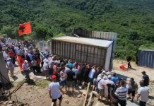 Protestuesit mësyjnë në Kakome, hiqet rrethimi dhe shkatërrohen godinat e rojeve